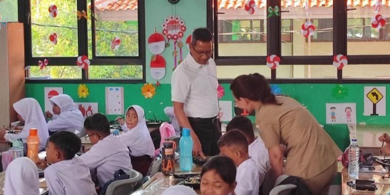 Uji Coba Makanan Bergizi Gratis di SDN 04 Cipayung, Ada Telur Dadar Hingga Anggur