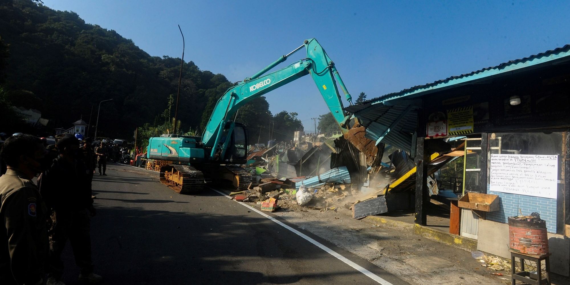 Pemkab Bogor Gusur 196 Bangunan Liar di Jalur Puncak