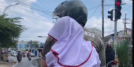 Sederhana Tapi Luar Biasa, Cara Anggota TNI Hibur Putri Kecilnya saat Naik Motor di Lampu Merah ini Bikin Senyum-Senyum Sendiri