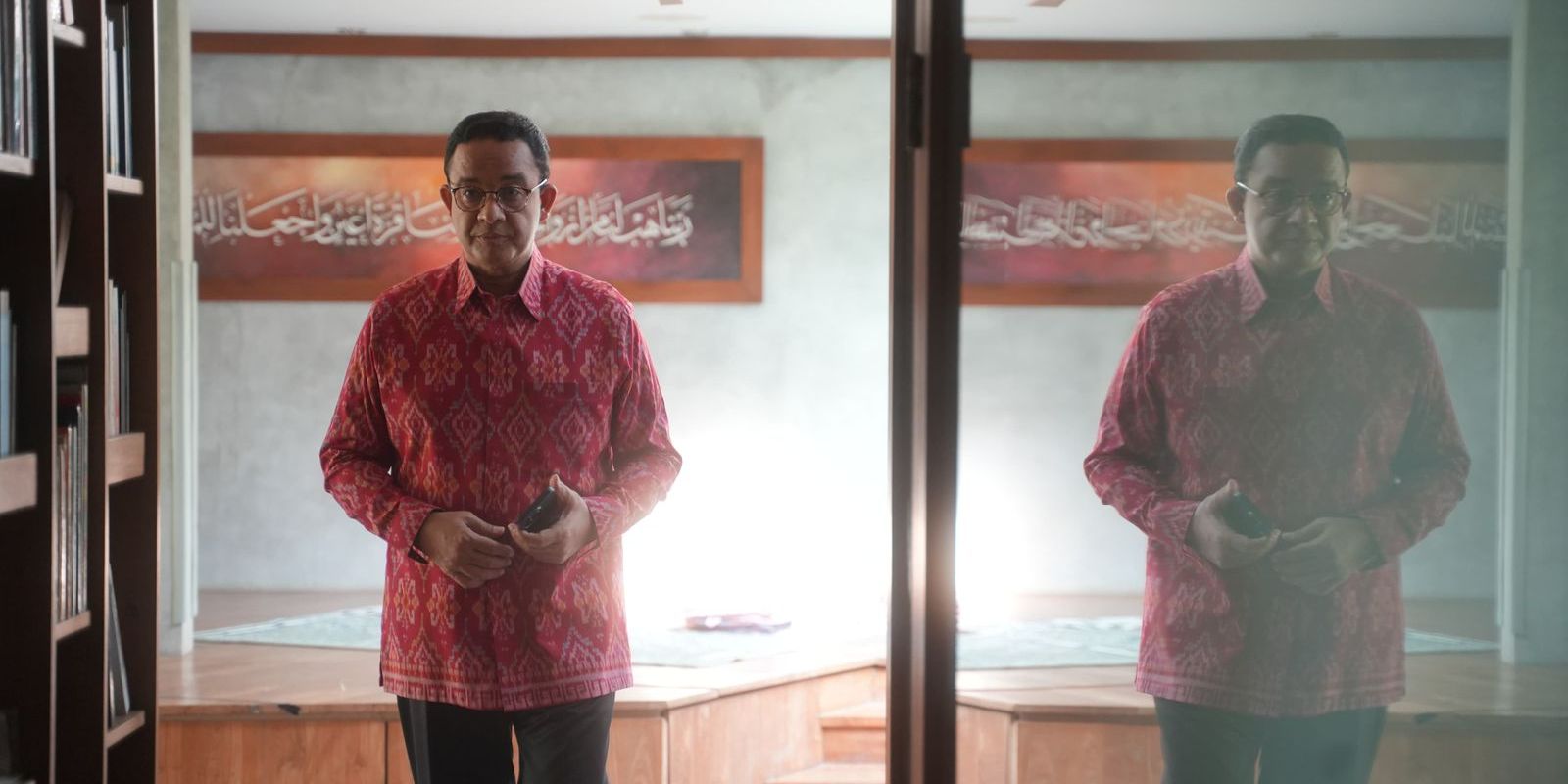 Baju Merah dan Arti Kaligrafi di Balik Foto Anies Baswedan Jelang Dicalonkan Cagub DKI Jakarta