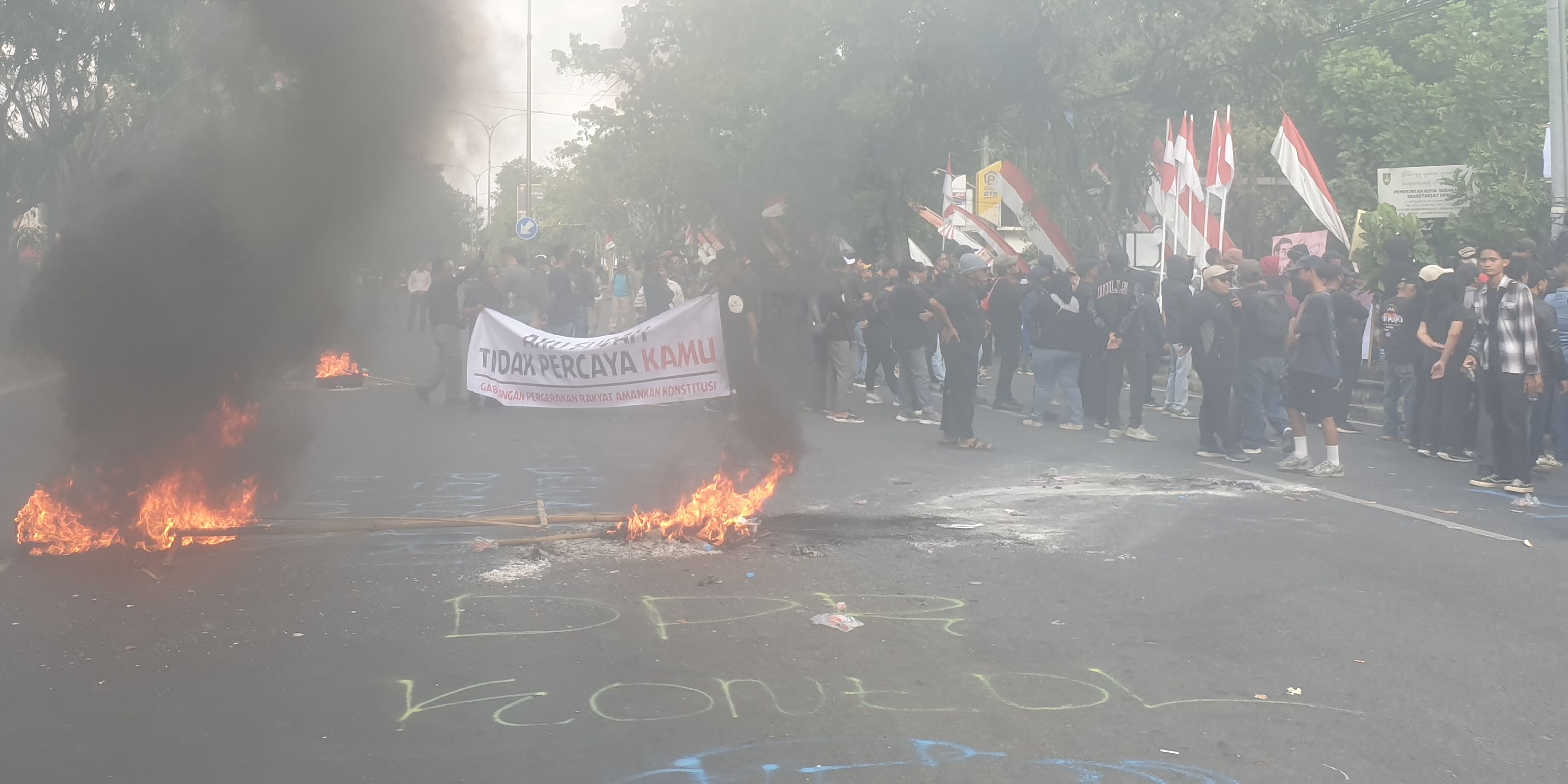 Demonstran Berpakaian Serba Hitam Kepung DPRD Solo, Tuntut Jokowi Mundur