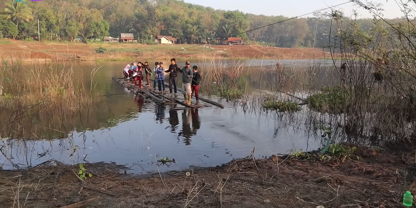 Melihat Kehidupan Warga di Pinggiran Bandung, Moda Transportasinya Pakai Rakit