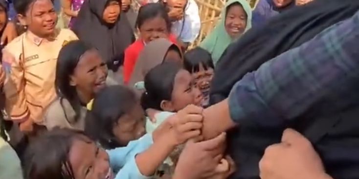 Viral Momen Dramatis Perpisahan Mahasiswa KKN dengan Warga Setempat, Diwarnai Aksi Saling Tarik hingga Isak Tangis