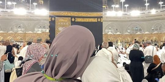 Umroh Bareng Sahabat, Begini Potret Azizah Salsha di Depan Kabah