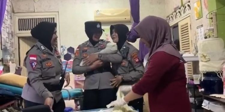 Viral Aksi Sigap Polwan dan Satlantas Bantu Ibu Hamil di Sambas yang Akan Melahirkan, Bikin Haru