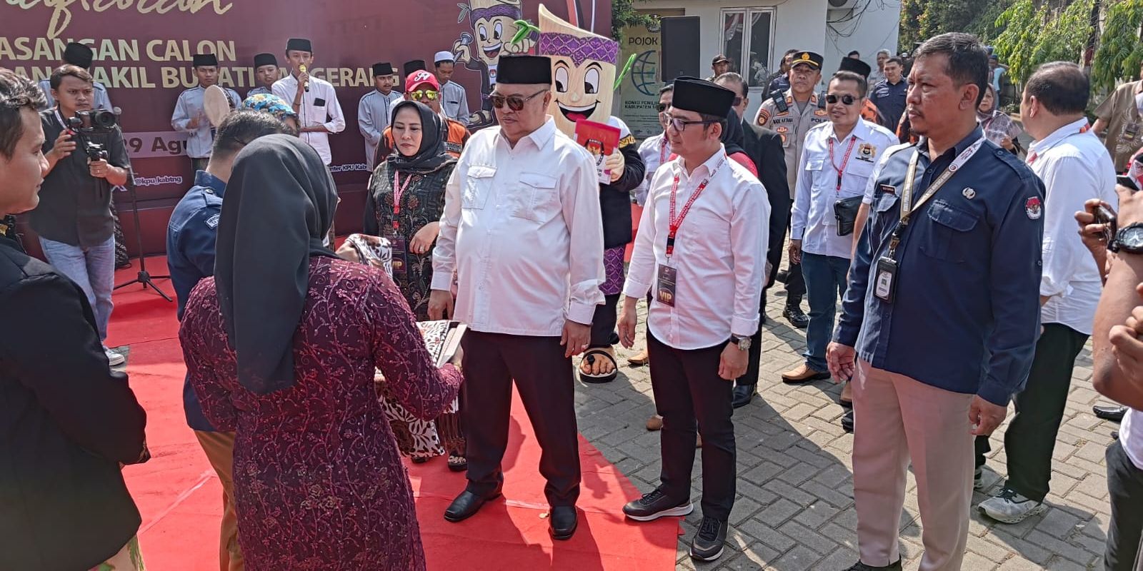 Pasangan Independen Zulkarnain-Lerru Mendaftar ke KPU Kabupaten Tangerang, Diantar Ratusan Anggota Ormas