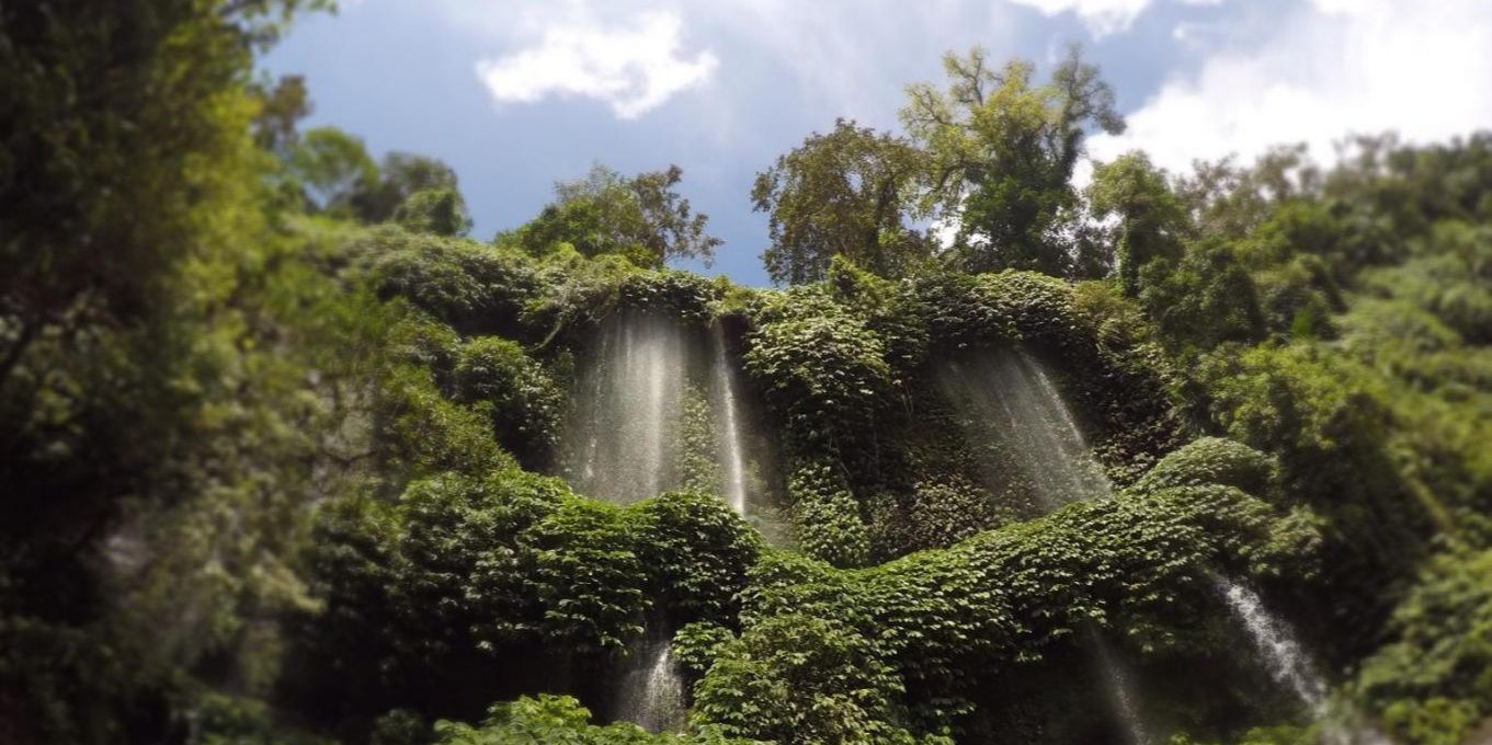 Terlihat Seperti Benang Raksasa yang Menggantung dari Ketinggian, Ini Fakta Unik Air Terjun Benang Kelambu di Lombok