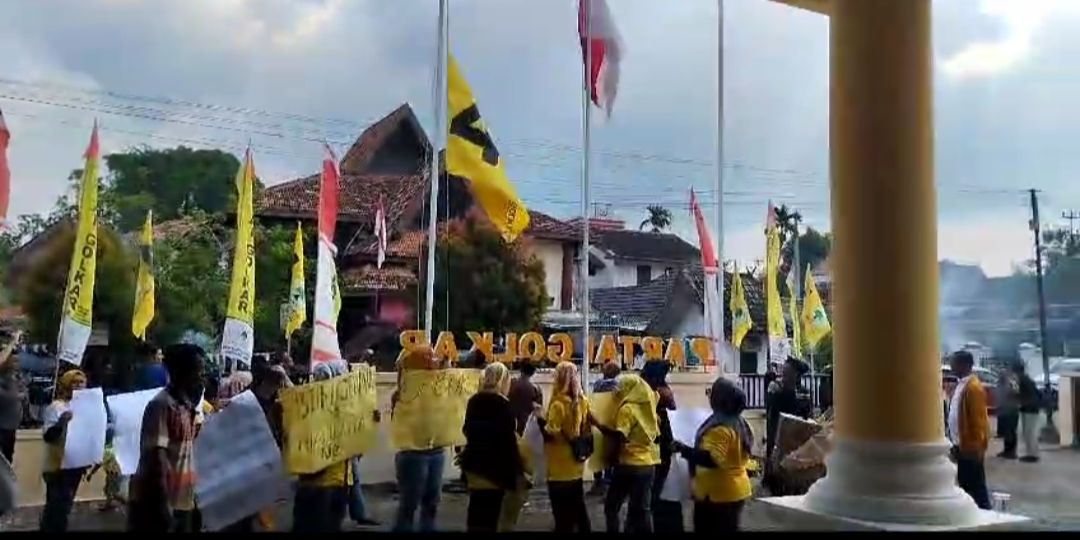 Kecewa DPP Golkar Usung Politisi PAN di Pilkada Jambi, Kader Bakar Atribut Partai