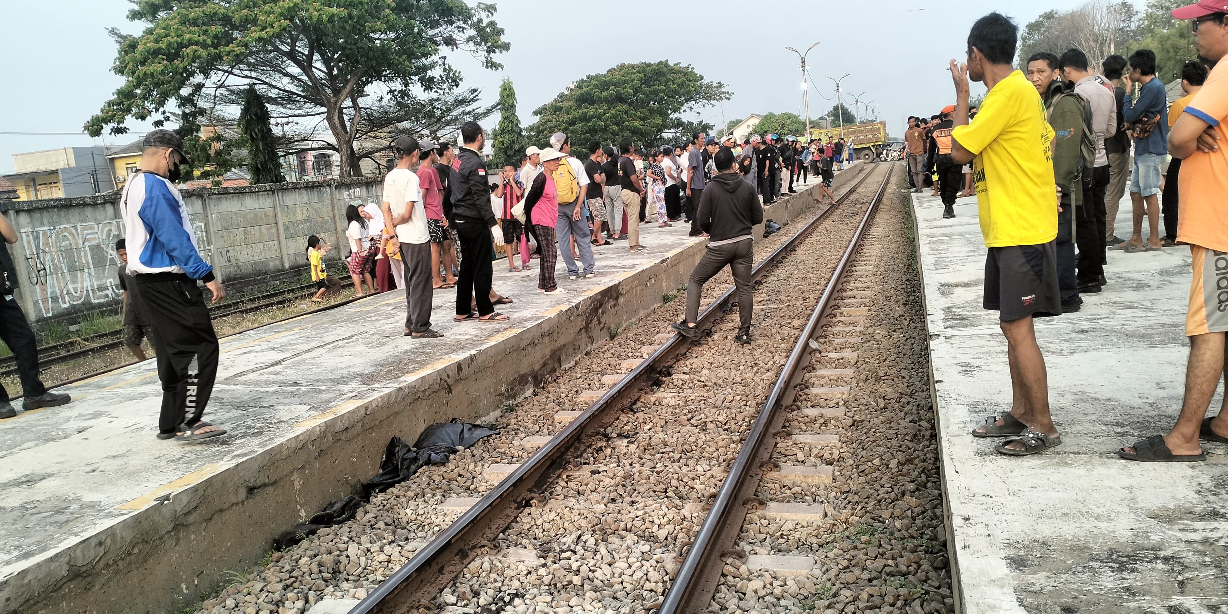 Siswi SMP di Bekasi Tewas Usai Tabrakan Diri ke Kereta, Surat Wasiatnya Bikin Sedih Mau Susul Bapak