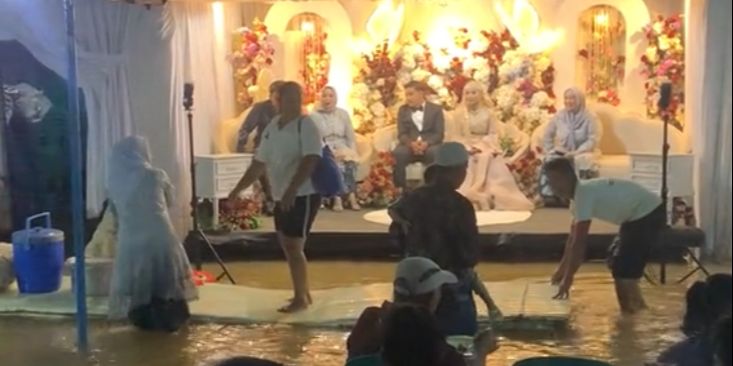 Viral Pasangan Pengantin Gelar Resepsi Pernikahan di Tengah Banjir, Tamu Undangan Tetap Asyik Berjoget