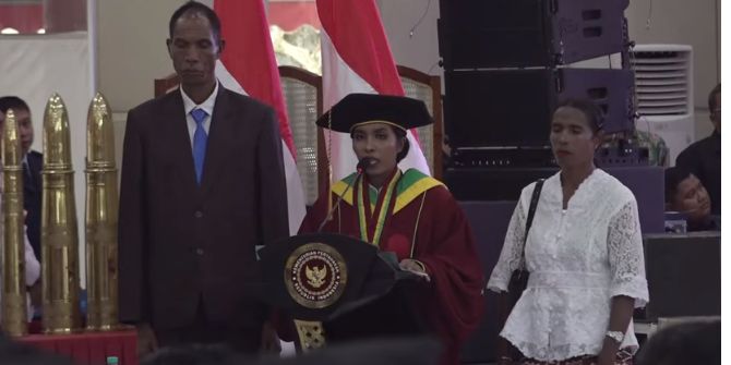 Cerita Orangtua Wisudawan Unhan Dibiayai Ongkos Pesawat oleh Prabowo, Bahagia Bisa Lihat Anak Pakai Toga