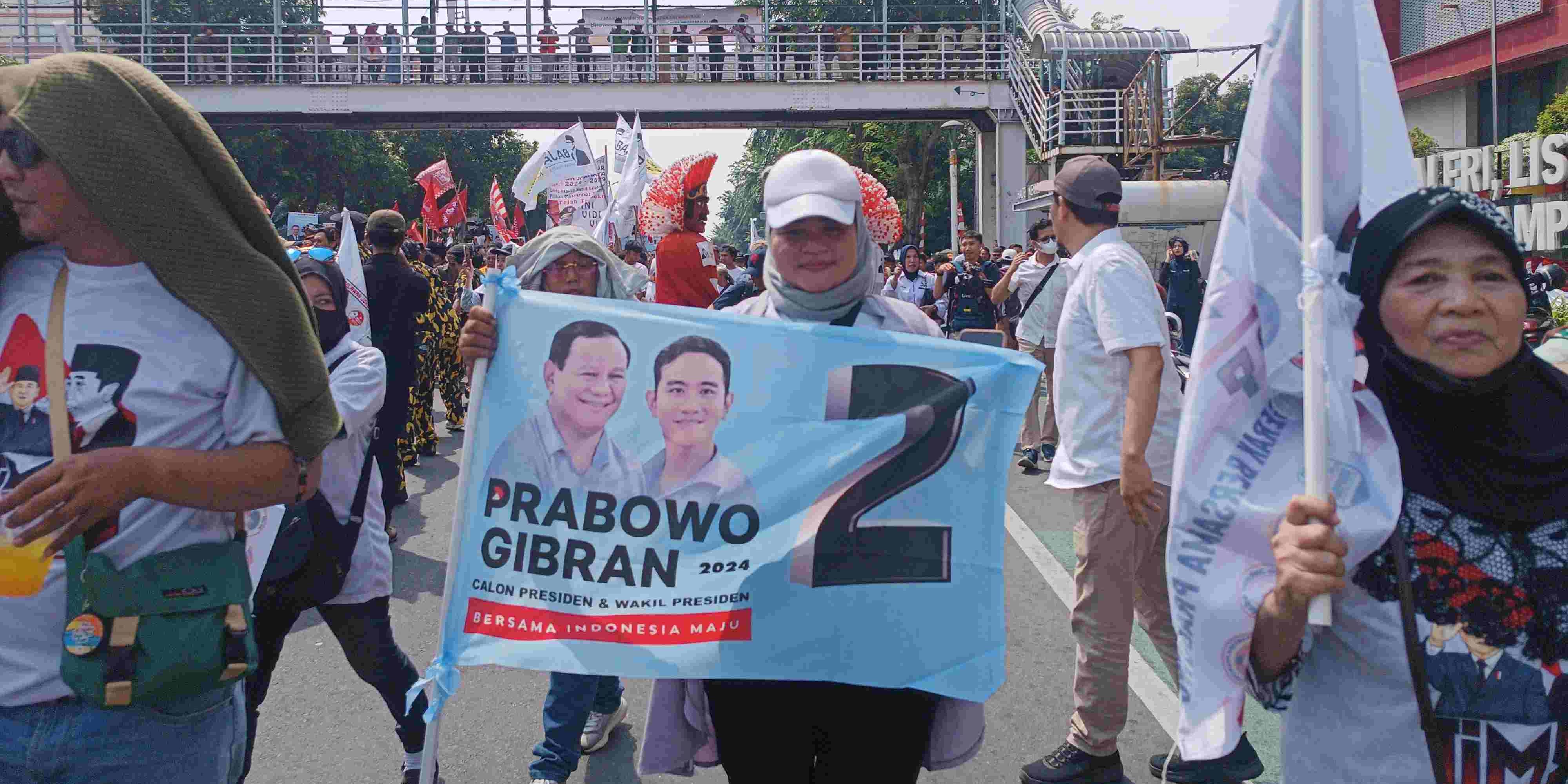 Bendera Prabowo-Gibran Mejeng di Iring-Iringan RK-Suswono Mendaftar ke KPU