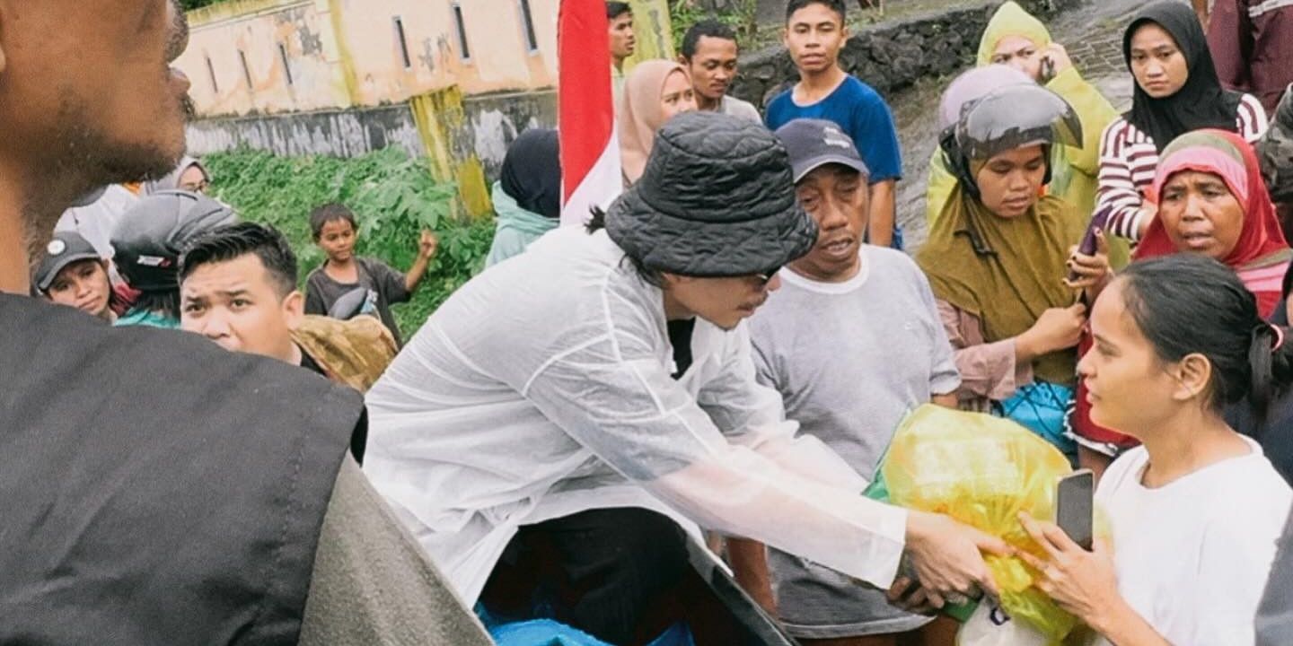 Potret Atta Halilintar Beri Bantuan untuk Masyarakat Terdampak Banjir Bandang di Rua Ternate, Ikut Angkut-angkut Beras Buat Warga