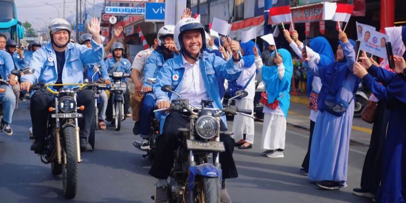 Bergaya Bak 'Dilan', Didik Agus-Gilang Dirga Naik Motor Daftar Pilkada Bandung Barat