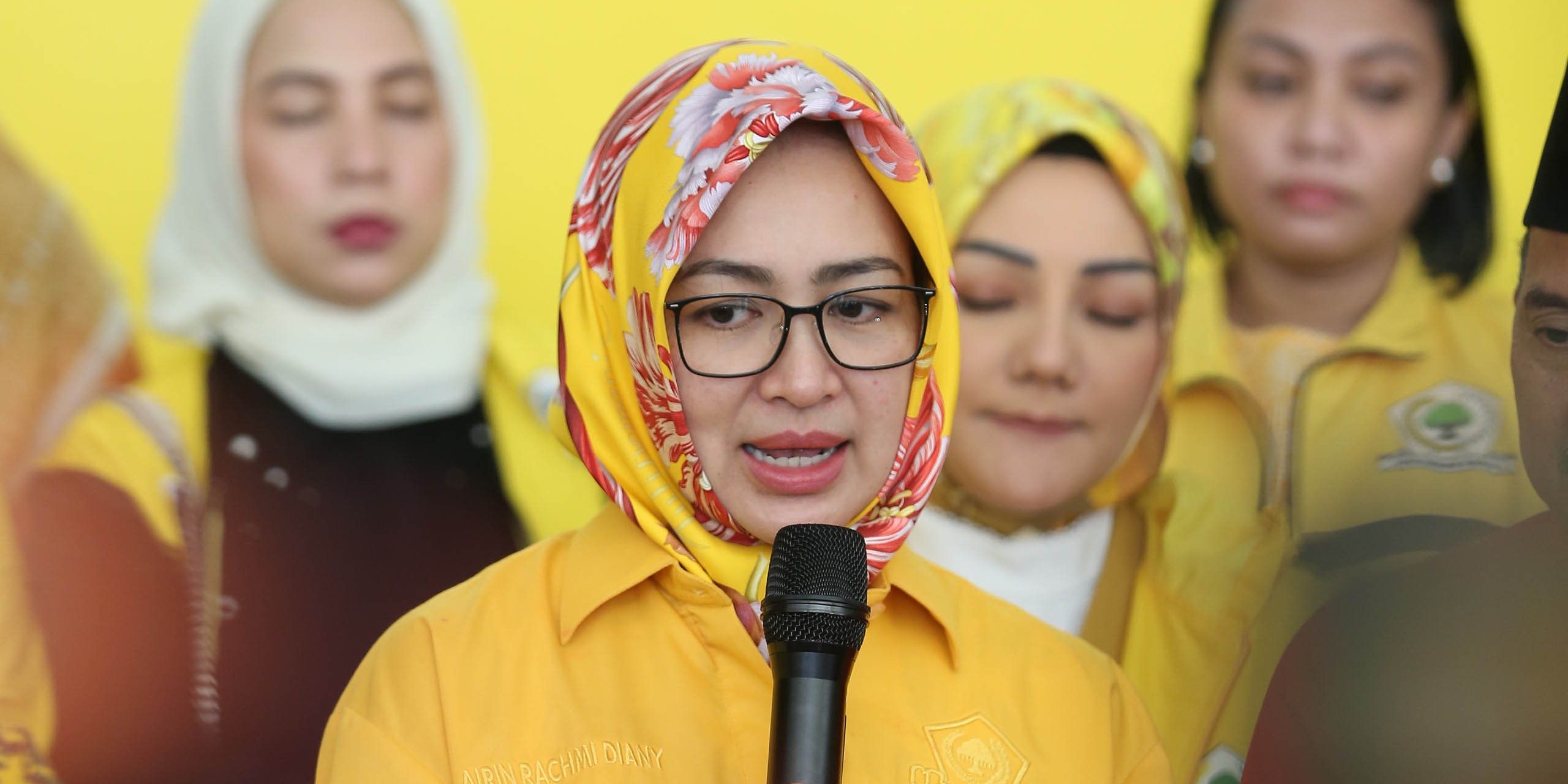 VIDEO: Berselendang Badui, Cagub Cantik Airin & Ade Sumardi Kompak Daftar ke KPU Banten