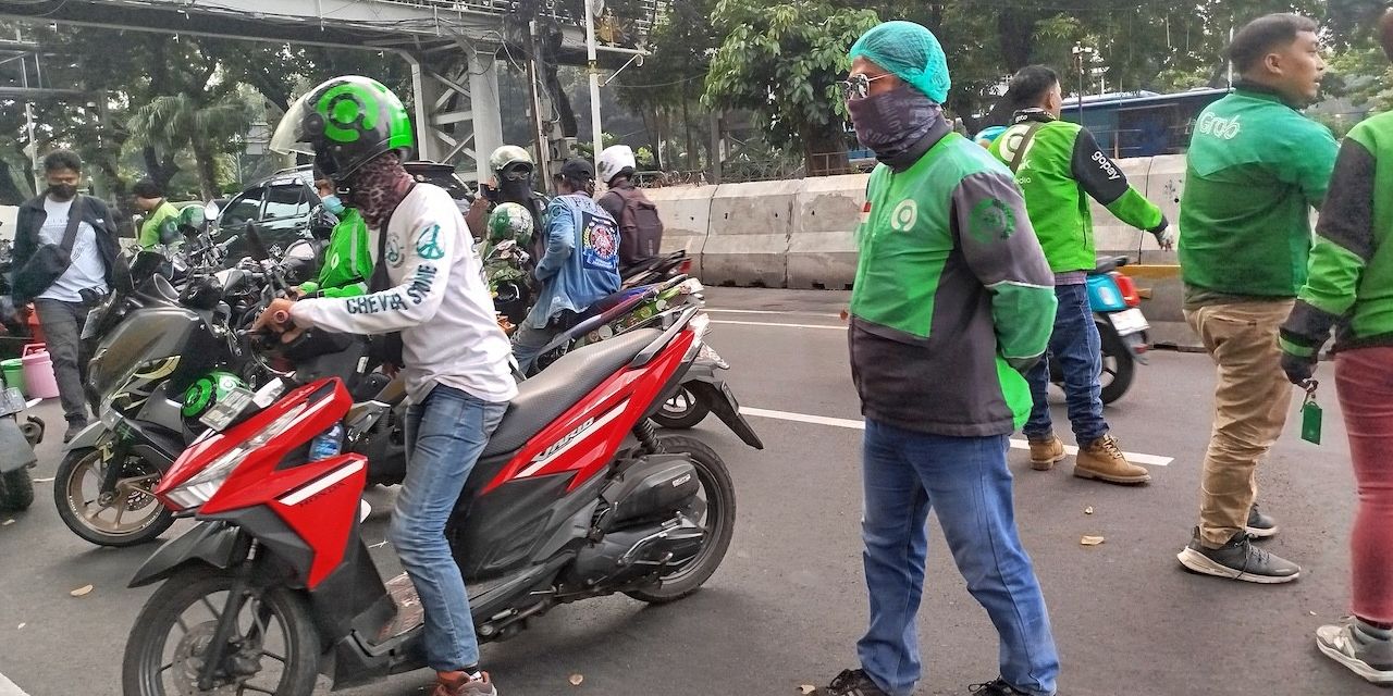 Peserta Demo Razia Ojek Online yang Masih Beroperasi di Kawasan Medan Merdeka Barat