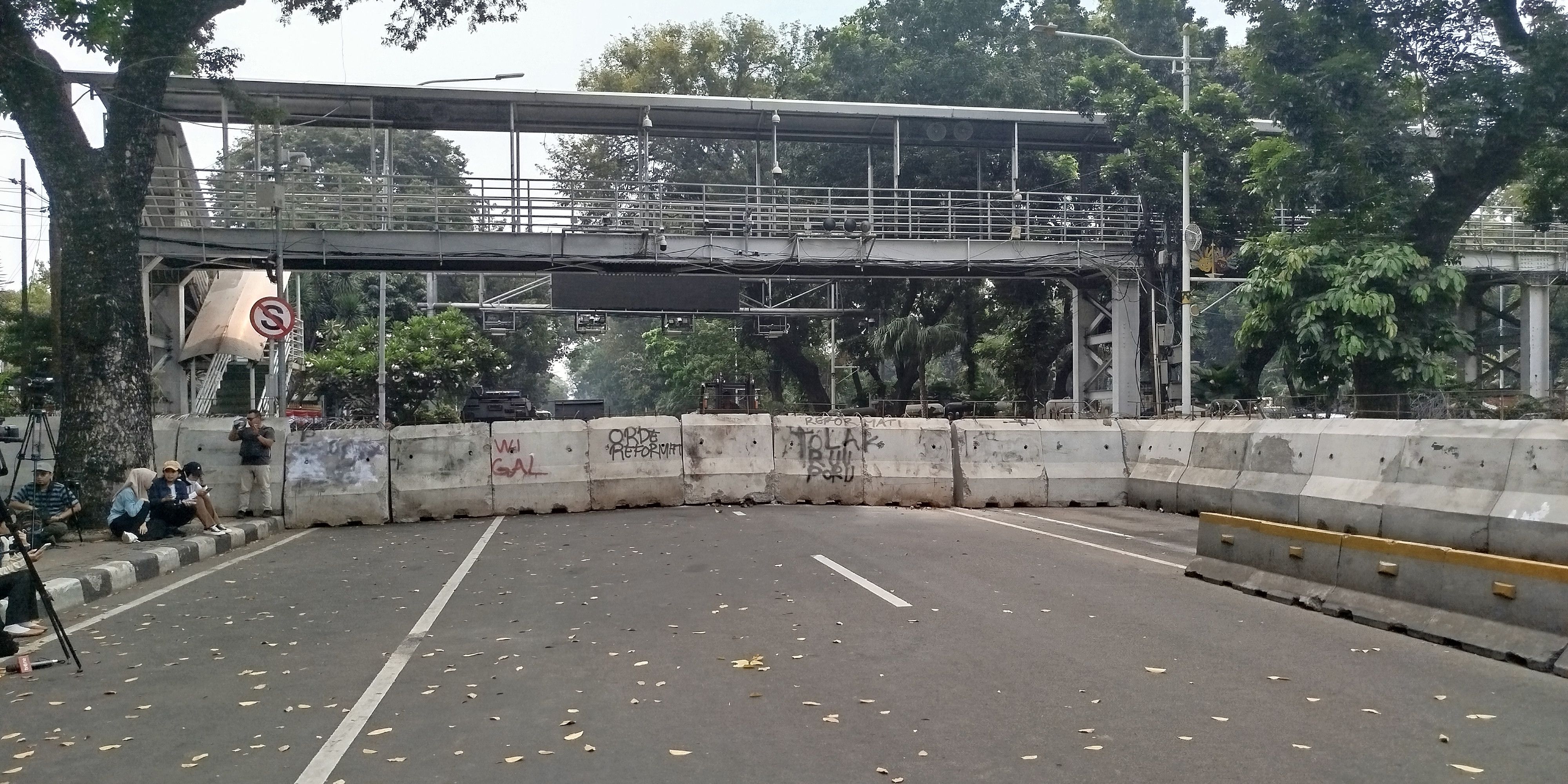 Ada Demo Ojol, Jalan Medan Merdeka Barat Ditutup Barrier Beton dan Kawat Berduri