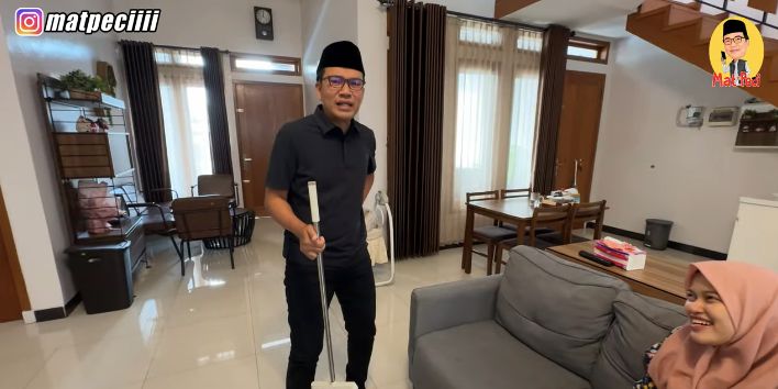 Miliki Istri Dua, Mat Peci Sampai Sakit Pinggang Jalan Pakai Tongkat Sapu