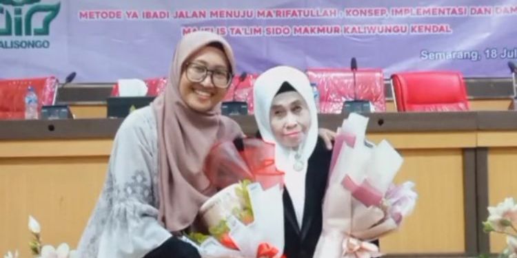 Wanita Ini Bagikan Kisah Inspiratif Ibunya yang Semangat Selesaikan Pendidikan S-3 di Usia 71 Tahun, Curi Perhatian