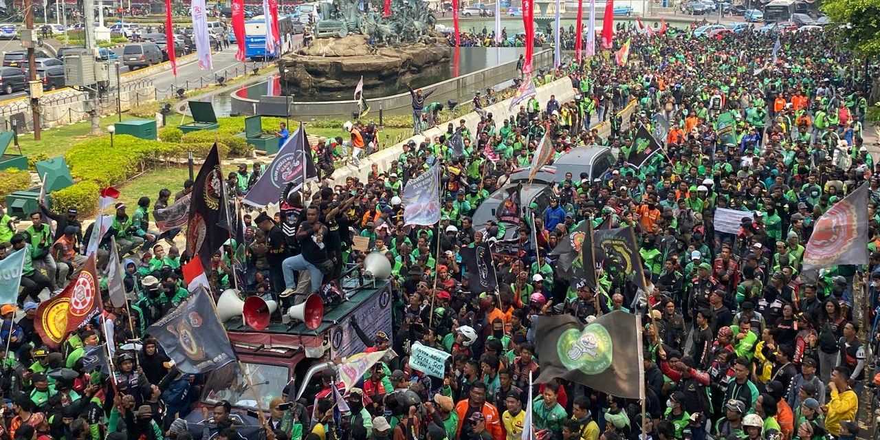 Situasi Terkini Demo Besar-besaran Driver Ojol di Patung Kuda, Massa Teriak ’Tak Siap Diperas’