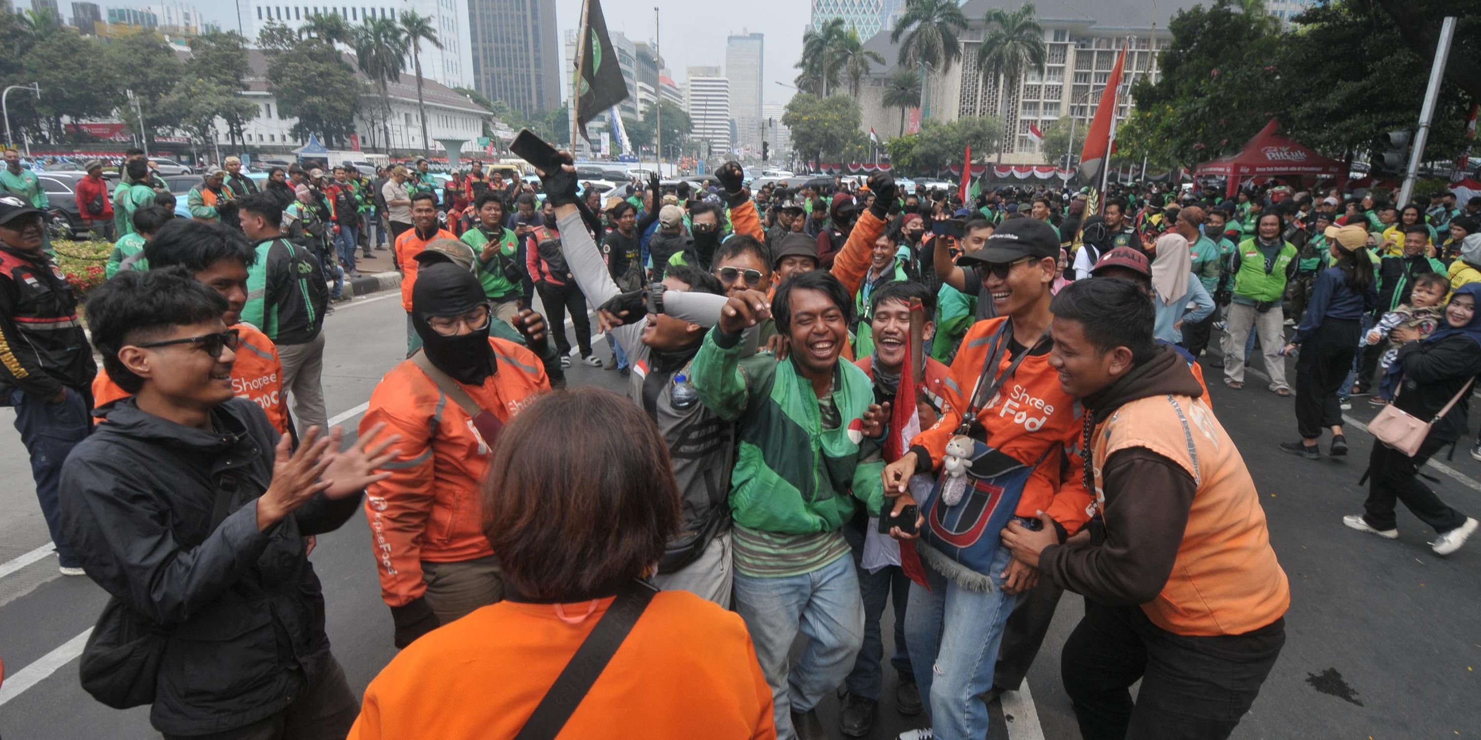 VIDEO: Lantang! Bule Teriak di Mobil Komando saat Ojol & Kurir Demo Besar Besaran Dekat Istana