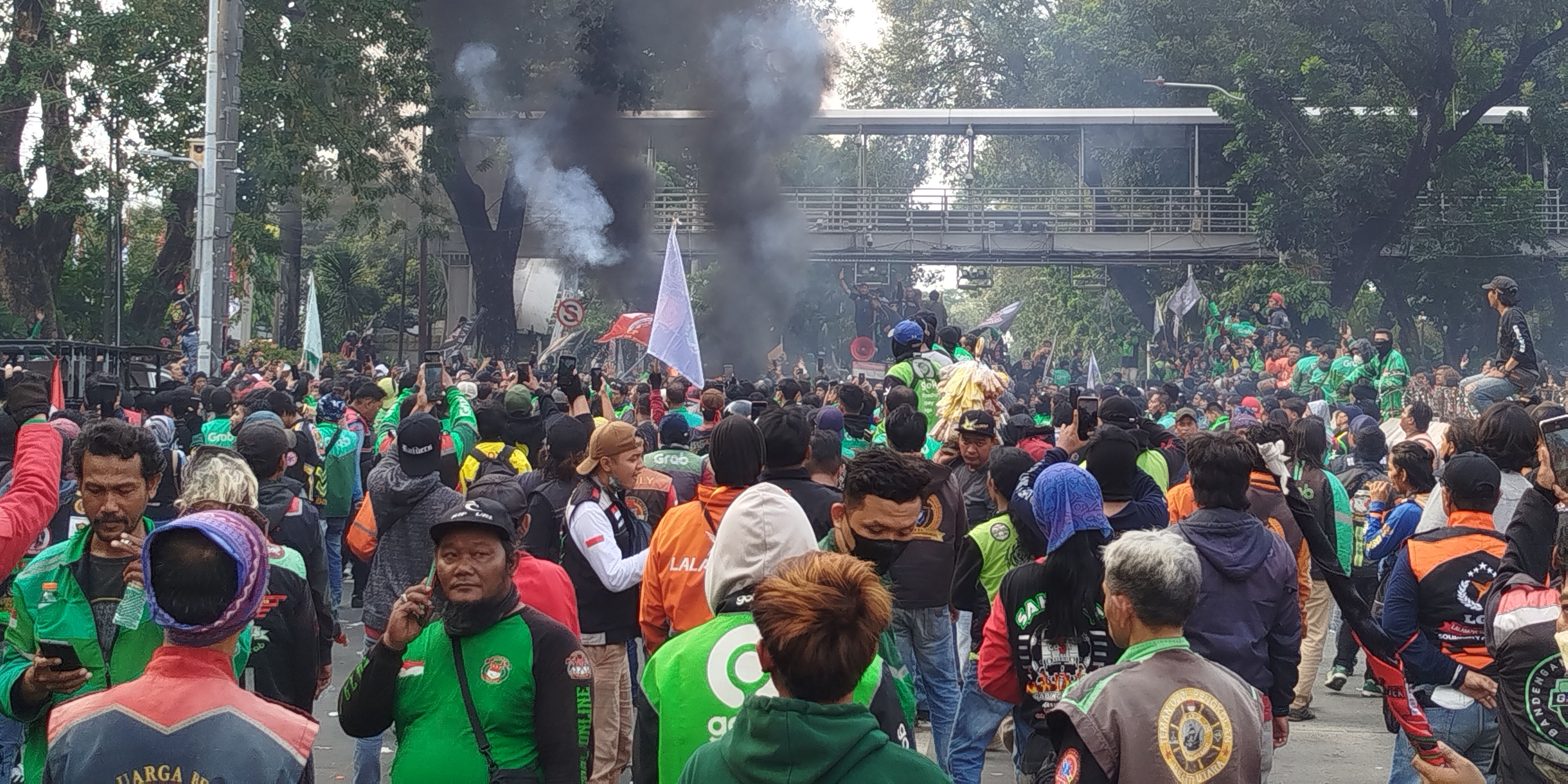 Situasi Terkini Demo Ojol di Patung Kuda Monas, Ada Massa Lempar Petasan ke Polisi