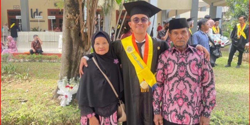 Bikin Bangga Orang Tua, Ini Kisah Anak dari Keluarga Kurang Mampu di Cilacap Berhasil Lulus UGM dengan Predikat Cumlaude