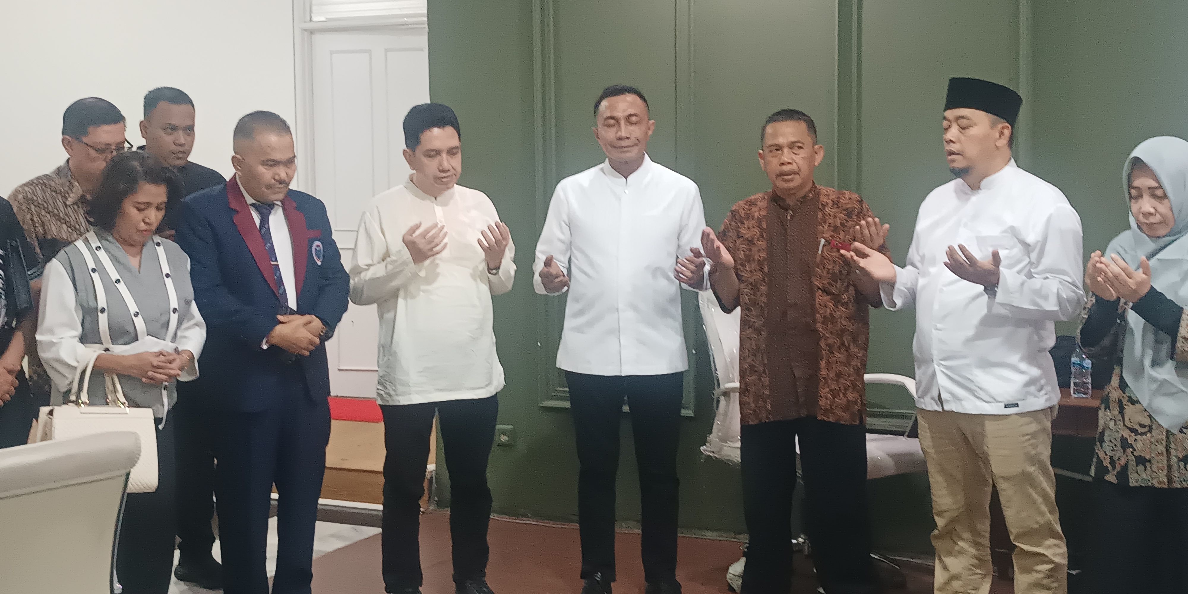 Diiringi Selawat dan Rebana, Pasangan Independen Dharma-Kun Daftar Pilkada Jakarta ke KPU