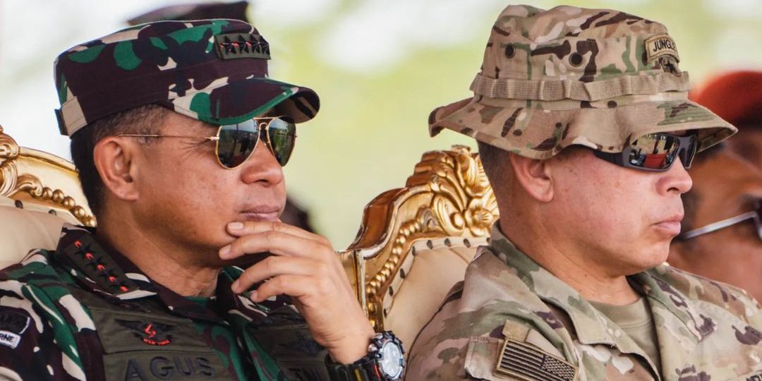 Potret Sangar Panglima TNI saat Latihan Gabungan, Pakai Kacamata Hitam Duduk Bareng Tentara Amerika