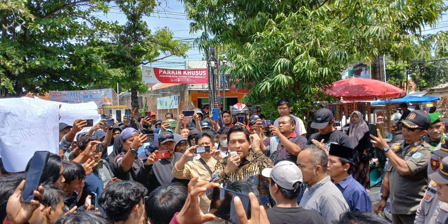 Bakal Calon Bupati Indramayu Ini Tiba-Tiba Temui Demonstran di Depan KPUD