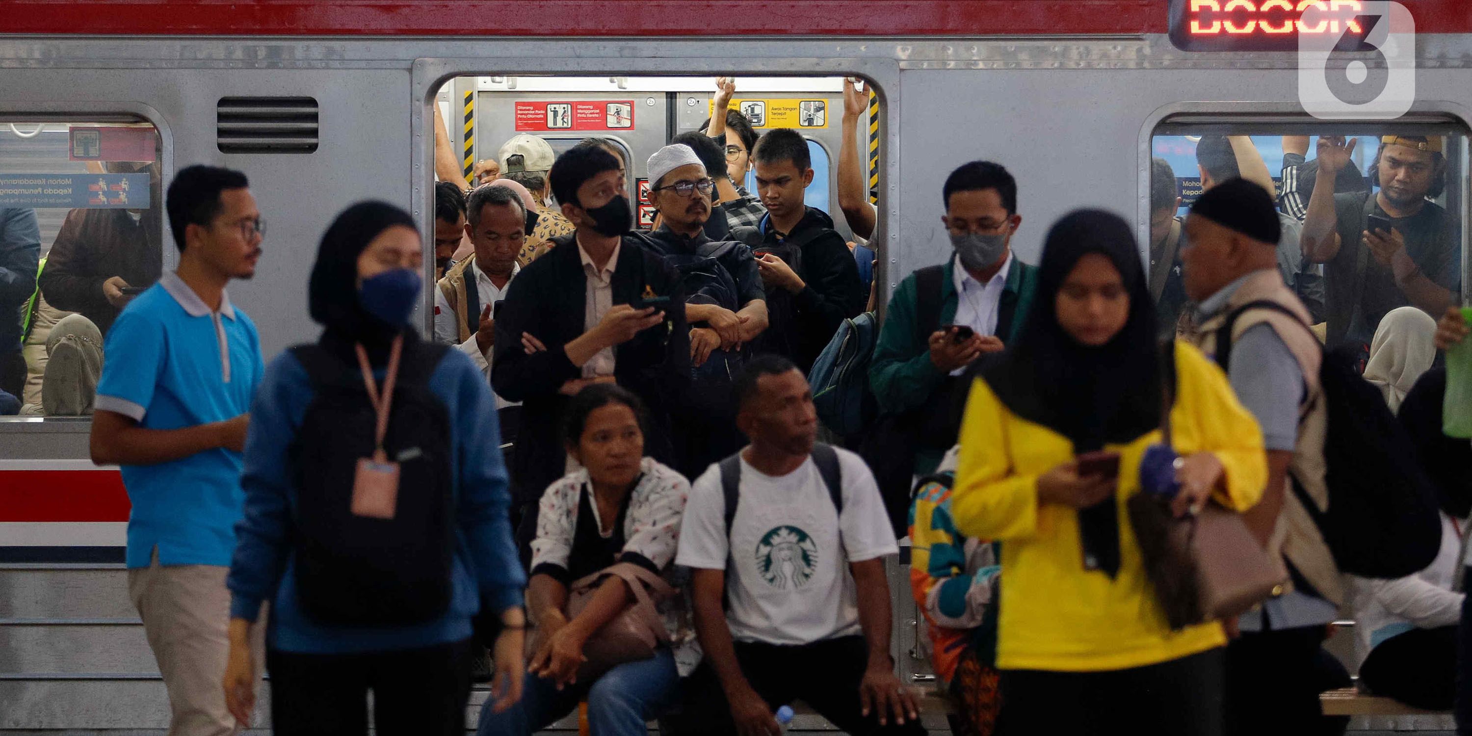 Jokowi Ditanya soal Wacana Tarif KRL Berbasis NIK: Saya Tidak Tahu, Belum Ada Rapat Mengenai Itu