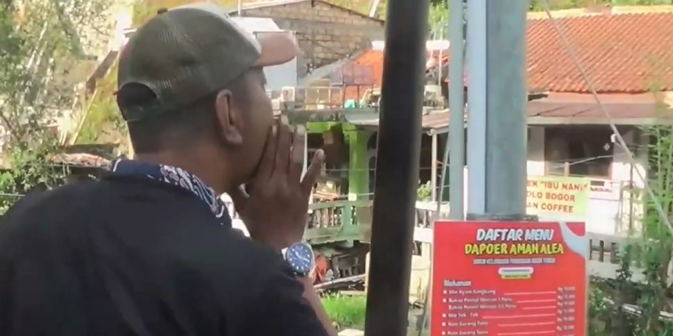 Sensasi Seru Jajan di Warung Kerek Bogor, Pembeli Wajib Teriak ke Penjual saat Pesan Makanan