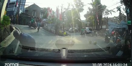 Detik-Detik Puluhan Tabung Gas Elpiji Terjatuh dari Mobil Pick Up Ini Curi Perhatian, Bikin Tegang Pengendara dan Pengguna Jalan