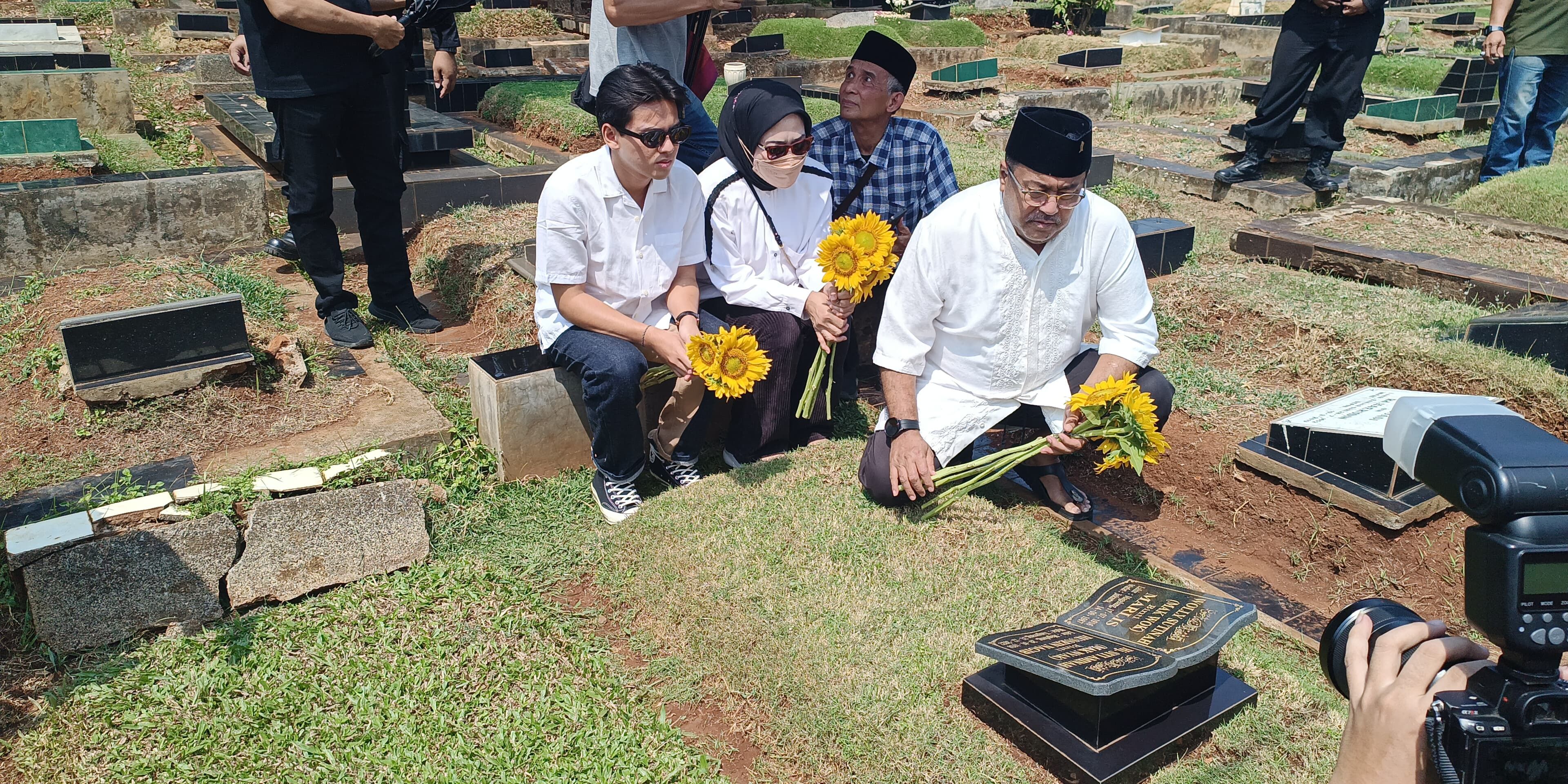 Rano Karno Ziarah ke Makam Babeh Sabeni dan Mak Nyak