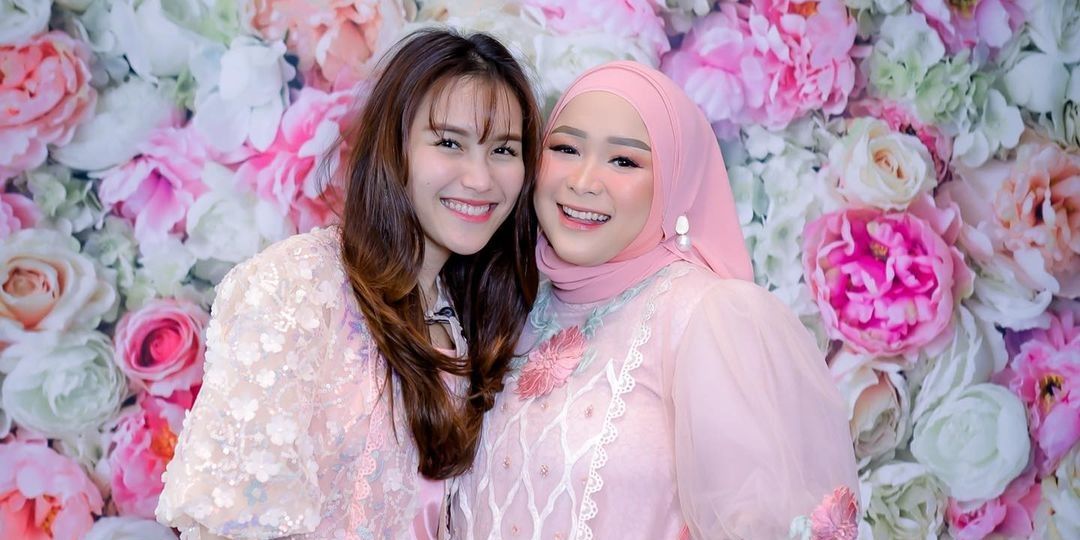 Hadir di Pemakaman Keponakan yang Meninggal Dunia, Intip Potret Kebersamaan Ayu Ting Ting dan Sang Adik Syifa