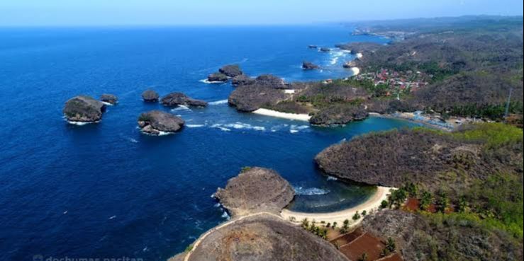 Pesona Tersembunyi Pantai Srau, Tiga Keindahan Pantai dalam Satu Tempat