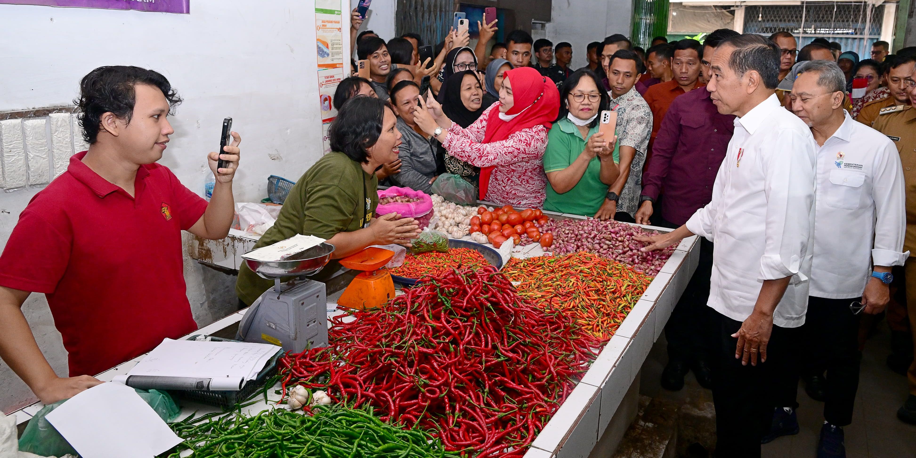 Jokowi Beli Pepaya dan Mangga saat Tinjau Pasar di Deli Serdang: Beberapa Komoditas Pangan Turun