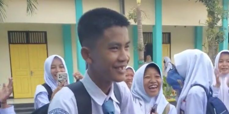 Viral Sekelompok Anak SMA Ini Iuran Beli Sepeda untuk Teman yang Jalan Kaki ke Sekolah, Tuai Pujian