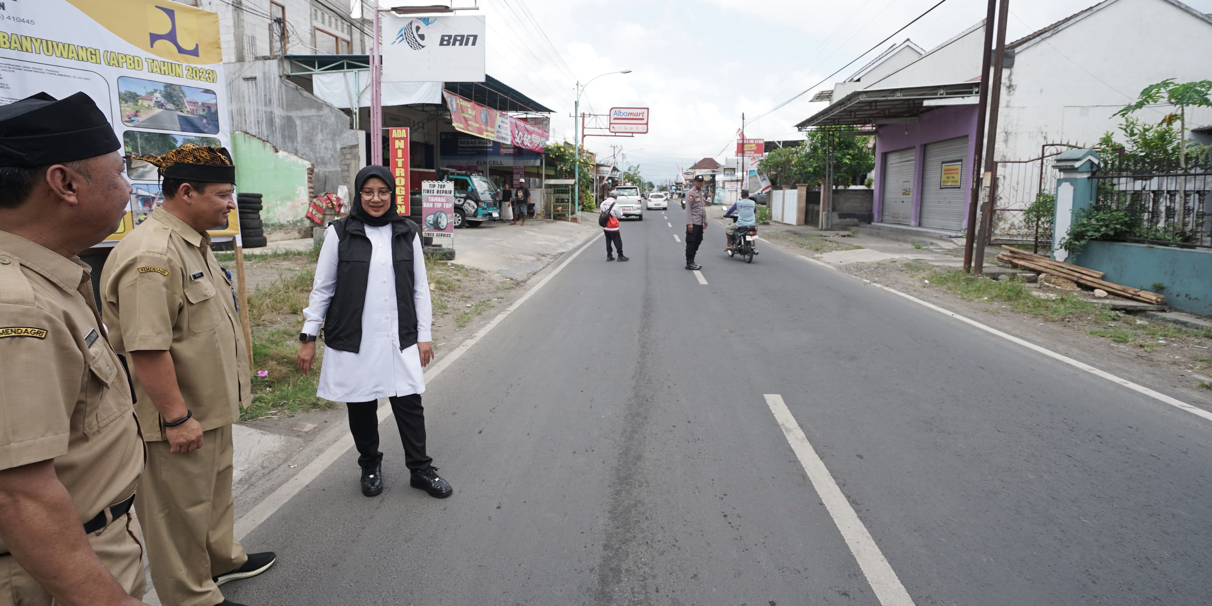 Ngantor di Tiga Desa, Bupati Ipuk Cek Progres Pembangunan Sejumlah Ruas Jalan