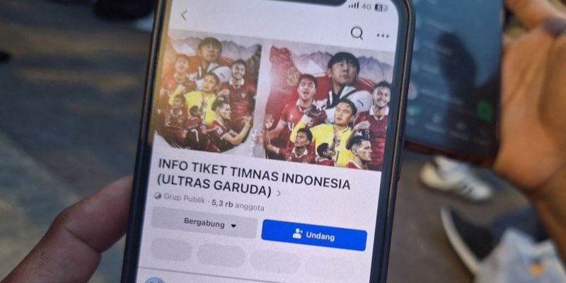 Tertipu Calo Tiket Indonesia vs Australia, Pasangan Ini Hanya Bisa Duduk Termenung di Luar Stadion GBK