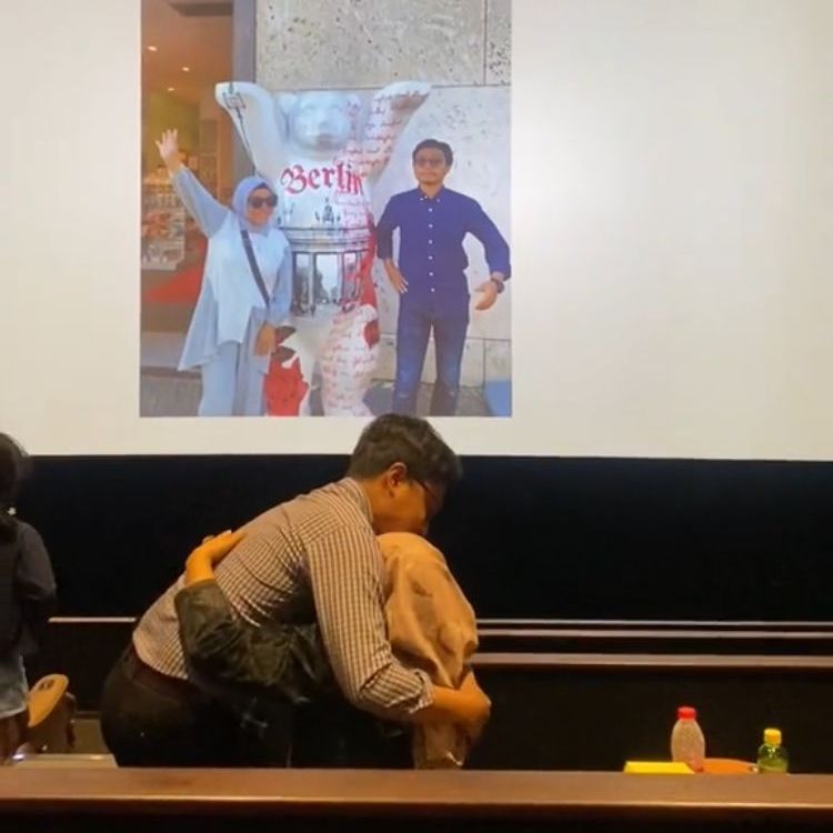 Bikin Haru, Momen Anak Sewa Bioskop untuk Berikan Kejutan Ulang Tahun untuk Mamanya Ini Viral