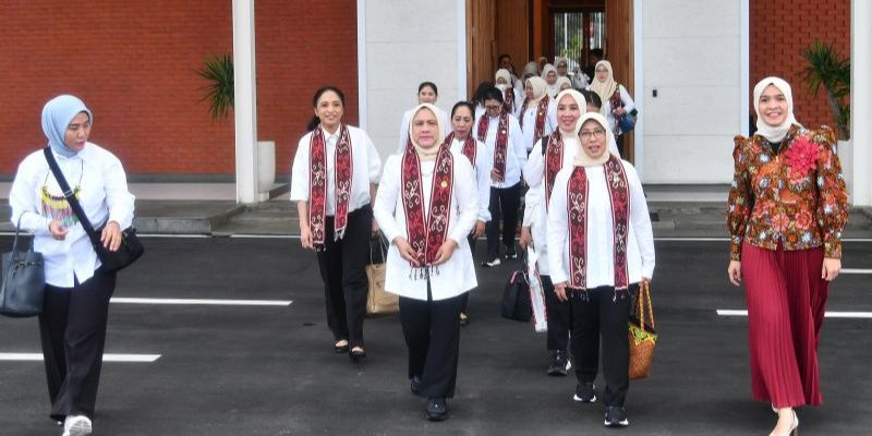 Iriana dan Rombongan Ibu-Ibu Bertolak ke Kaltim, Cek Kerajinan Tangan hingga Nginap di IKN