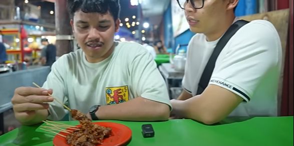 Ngeri Pria Remaja Makan Sate Ular Kobra, Begini Manfaatnya Bagi Kesehatan