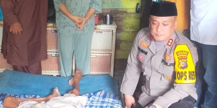 Jaga Kamtibmas Jelang Pilkada, Kapolres Rohil Kunjungi Warga Sakit Menahun