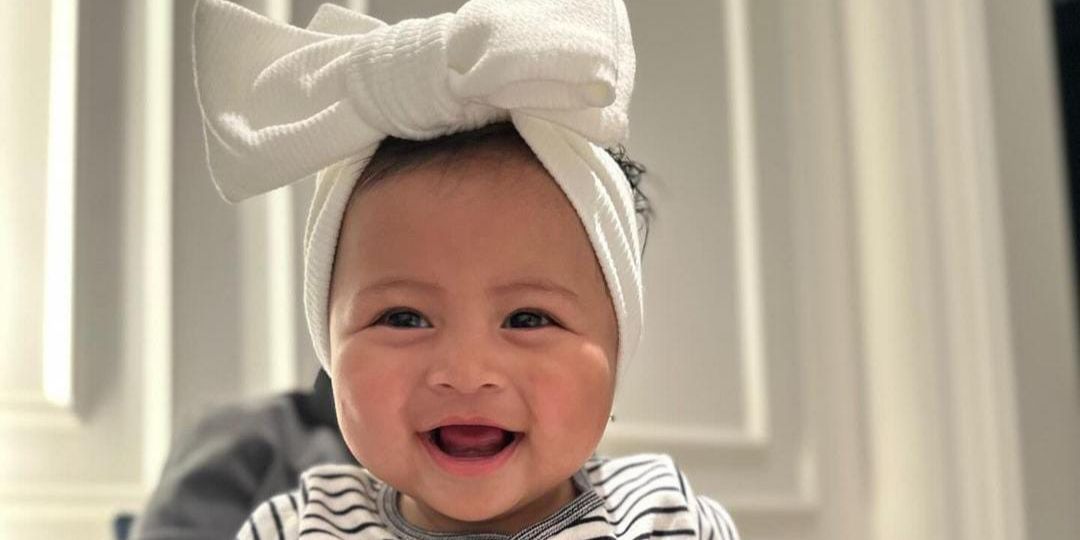 Potret Menggemaskan Baby Lily Pakai Bando Gede Banget, Netizen 'Tenang Nak, Bebanmu Cuma Bandomu'