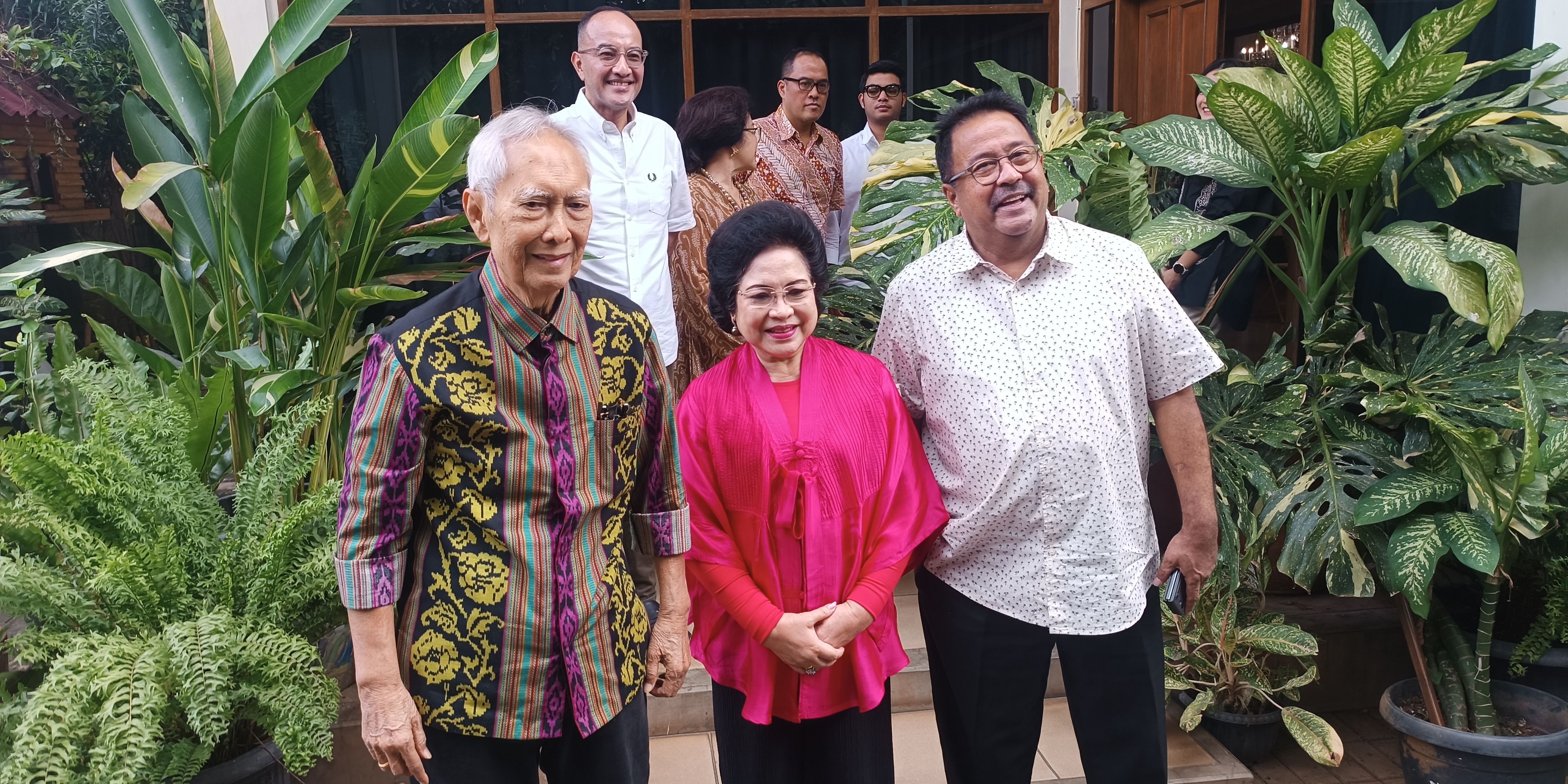 VIDEO: Rano 'Doel' Karno Sowan Cium Tangan Guntur Anak Bung Karno