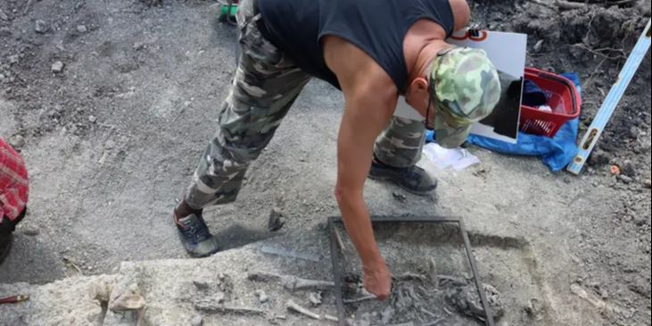 Arkeolog Temukan Makam Vampir Bocah Berusia 800 Tahun di Taman Istana, Kerangkanya Ditindih Batu Besar