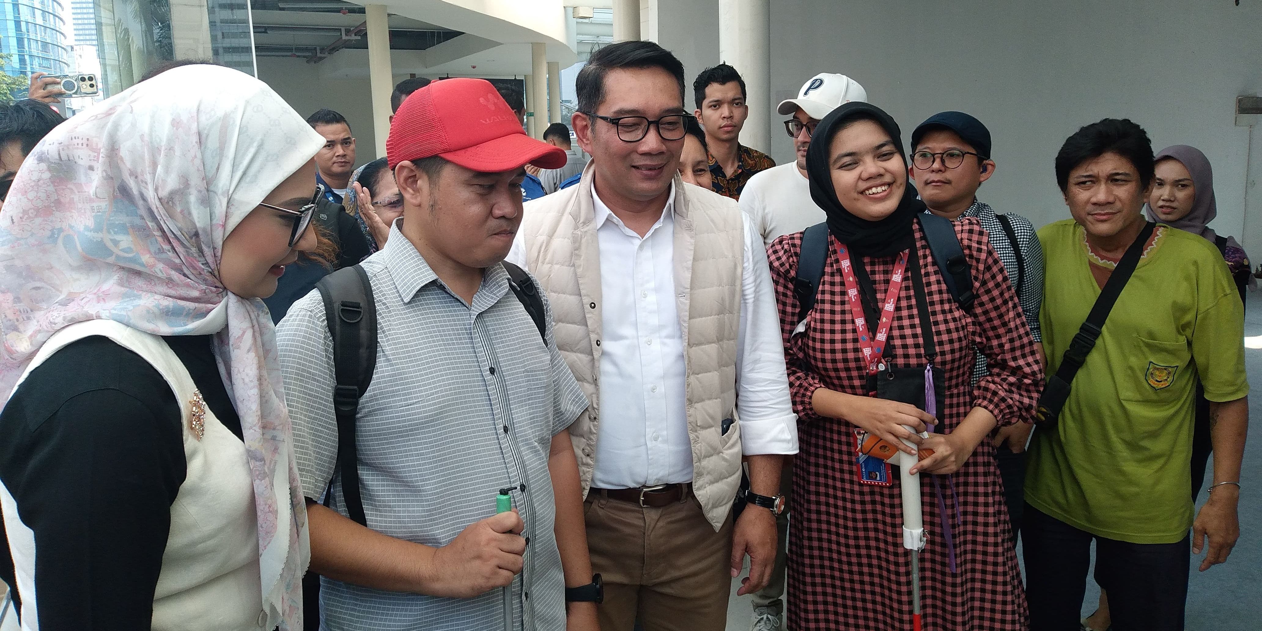 Ridwan Kamil Dicurhati Kelompok Disabilitas saat Jajal TransJakarta, Banyak Belum Dapat Kartu Subsidi