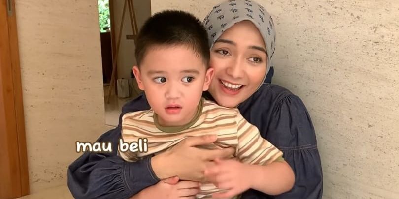 Foto-foto Athar Anak Citra Kirana Berani Pegang Ular Peliharaan Irfan Hakim,  Langsung Minta Dibelikan ke Sang Papa