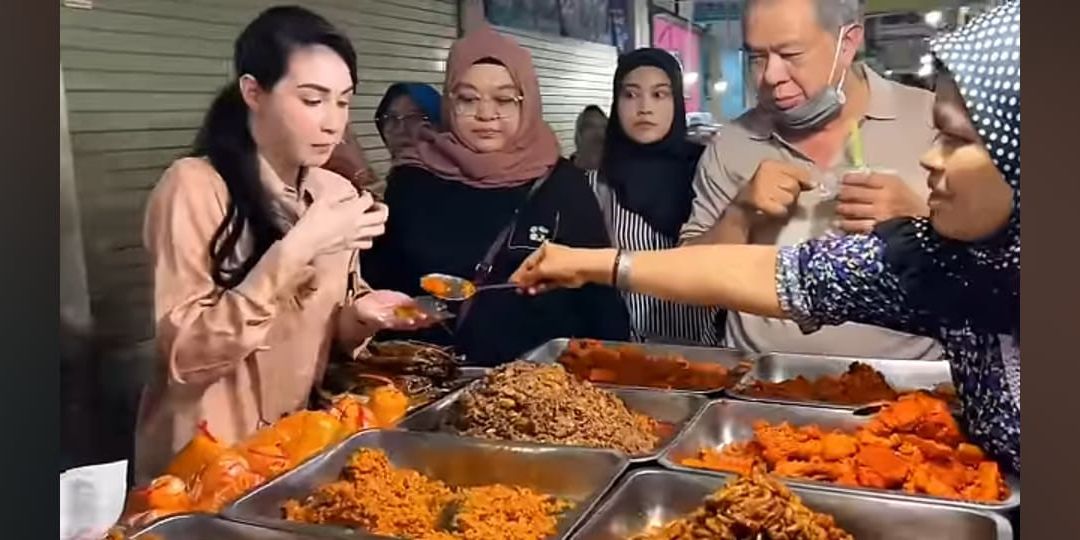 Potret Arumi Bachsin Blusukan ke Pasar Cari Makanan, Senyum Manis saat Diserbu Warga Buat Minta Foto Bareng